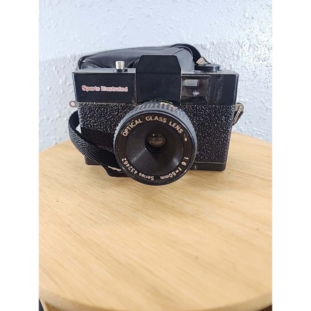 Vintage‎ Sports Illustrated 35mm Film Camera With Case Set 1:6 50mm- UNTESTED